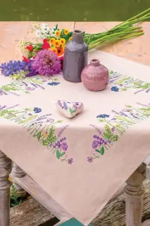 Kit tovaglia da ricamo - Lo splendore del giardino di lillà - Vervaco Esclusivo