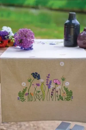 Quantità Limitata Kit runner da ricamare - Lo splendore del giardino di lillà - Vervaco