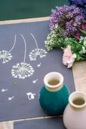 Miglior Prezzo Kit set da tavolo da ricamare - Fiore di peluche - Vervaco