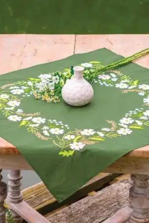 Kit tovaglia da ricamo - Fiori bianchi - Vervaco Prezzo Conveniente