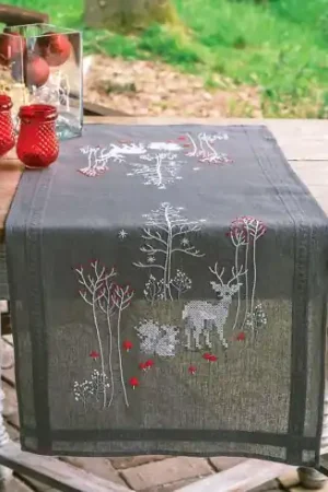 Compra Adesso Kit runner da ricamare - Animali della foresta in inverno - Vervaco