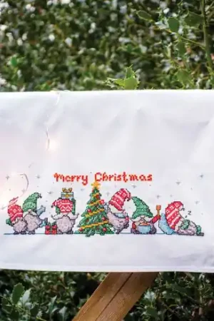 Professionale Kit per ricamare un canovaccio da cucina - Gnomi con albero di Natale - Vervaco