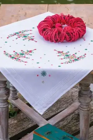 Kit tovaglia da ricamo - Albero di Natale con decorazioni - Vervaco Offerta Speciale