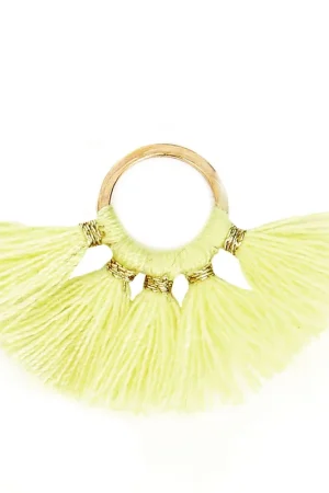 Promozione Esclusiva Petit pendentif éventail avec pompons imitation coton 20x29 mm Jaune/doré x1