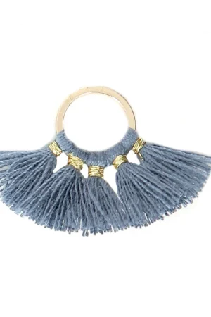 Prezzo Ridotto Petit pendentif éventail avec pompons imitation coton 20x29 mm Gris Bleu/doré x1