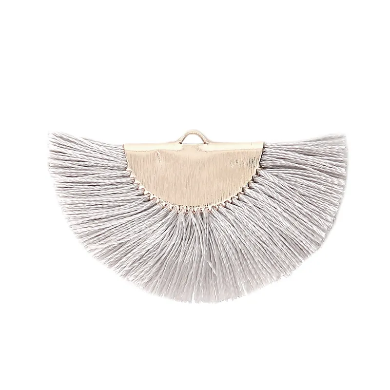 Promozione Pendentif éventail demi-lune franges pompons 25x47 mm Gris/doré x1