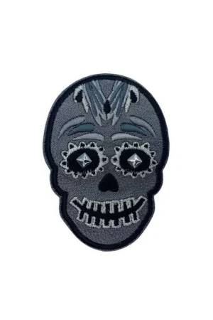 Subito Disponibile Applicazione Termoadesiva Patch Teschio Occhi Borchie Ricamo Lurex Argento 9x6 Cm