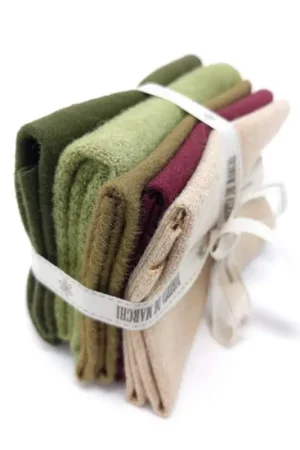 Quantità Limitata Pacchettino di Panno di Lana in nuance Verdi, Bordeaux e Panna, 5 da circa 25 x 27 cm