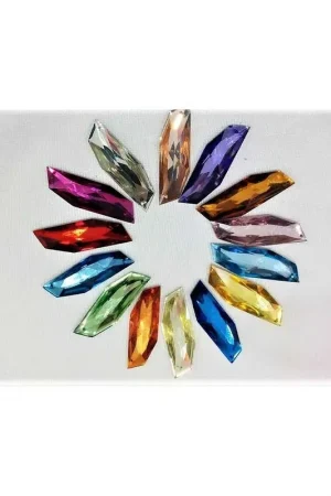 Prezzo Ridotto Pietre da cucire sfaccettate forma poligono irregolari tinta unita in resina 45x14 mm