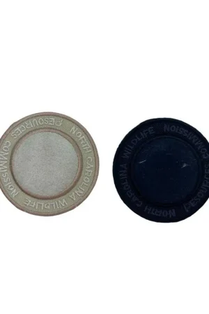 Applicazione Termoadesiva Patch Tonda Ricamo Scritta Nort Carolina Cm 5,5 Soddisfatti O Rimborsati