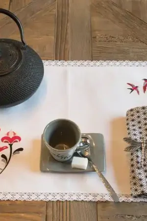 Affare Kit di tovagliette da ricamo - Fiori e rondini - Luc Créations