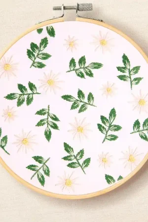 Offerta Kit da Ricamo Tradizionale - Delicate Margherite - DMC