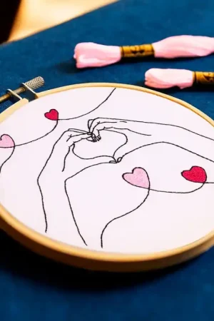 Kit da Ricamo Tradizionale - Mani a forma di Cuore - DMC Scelto Dai Clienti