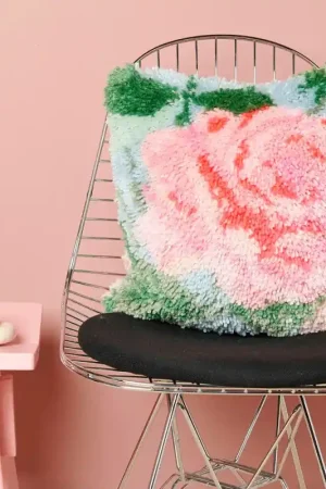 Novità Kit di Latch Hooking - Cuscino Rose - Rico Design