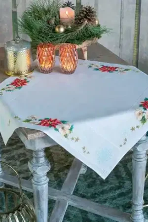 Kit tovaglia da ricamo - Fiori di natale - Vervaco Offerta