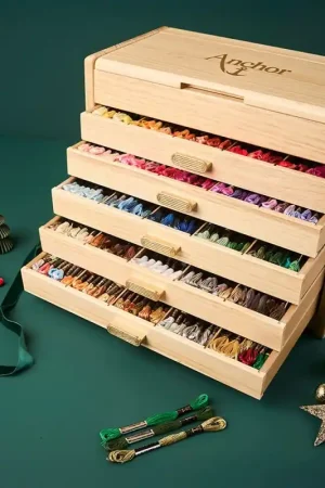 Offerta Lampo Cassettiera in Legno con 489 Gomitoli di Anchor Mouliné - Anchor