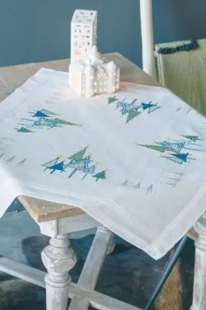 Kit tovaglia da ricamo - Pini moderni - Vervaco A Buon Prezzo