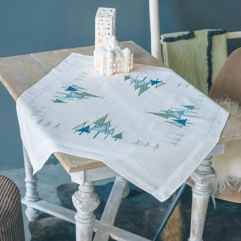 Kit tovaglia da ricamo - Pini moderni - Vervaco A Buon Prezzo