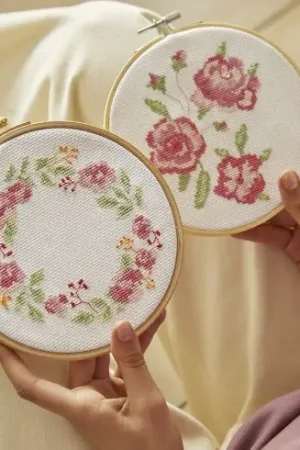 Solo Oggi Kit per ricamo a punto croce con tamburo - Profumo di rosa - DMC