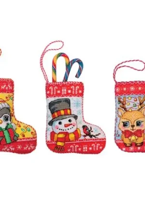 Kit di ornamenti da ricamare - 3 calze di Natale - Riolis Acquista Ora