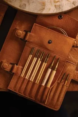 Custodia in pelle a maglia - Astuccio circolare Carita D con aquila - Whisky - Muud Miglior Prezzo